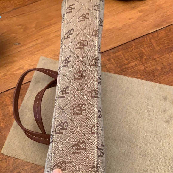 Beautiful Dooney and Bourke Satchel Bag - Picture 5 of 12